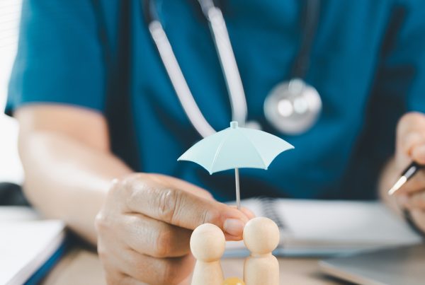 Wat een hoger eigen risico écht doet in de praktijk De discussie over het eigen risico laait regelmatig op. Maar wat betekent zo’n maatregel eigenlijk in de dagelijkse praktijk? Om dat beter te begrijpen, hebben we 101 huisartsen gevraagd hoe zij de gevolgen inschatten van een verhoging van het eigen risico voor de kwaliteit en toegankelijkheid van zorg in de eerste lijn. Zorgmijding Ongeveer één op de vijf geeft aan dat patiënten zorg uitstellen of vermijden. Dat gaat over mensen die langer wachten, of minder snel naar de huisarts gaan, vaak uit angst voor kosten. “Mensen zullen nog langer wachten om naar de huisarts te gaan.” “Zorgmijders, met name in achterstandswijken.” Maar als je verder kijkt, zie je dat dit niet het hele verhaal is. De grootste verschuiving zit in keuzes binnen het zorgproces Veel huisartsen hebben het namelijk helemaal niet zozeer over het eerste contact met de huisarts. Of ze geven expliciet aan (18%) dat ze daar weinig verandering verwachten, omdat het consult buiten het eigen risico valt. “Geen gevolgen voor de eerste lijn, want dat valt buiten het eigen risico” In plaats daarvan uiten huisartsen zorgen over wat er daarna gebeurt. De keuzes die volgen na dat eerste consult. En daar zit misschien wel de grootste verandering. In een aanzienlijk deel van de antwoorden, ongeveer een derde, beschrijven huisartsen hoe het eigen risico doorwerkt in beslissingen rondom vervolgzorg. Denk aan aanvullend onderzoek, medicatie of doorverwijzingen. “Ik moet vaker afwegen: zetten we aanvullend onderzoek in of jaag ik de patiënt op kosten?” “Mensen willen nu soms al geen recept of behandeling, dit zal alleen maar meer toenemen.” Wat hier gebeurt, is dat financiële overwegingen onderdeel worden van medische besluitvorming. Niet alleen voor de patiënt, maar ook voor de huisarts. En dat heeft gevolgen. Patiënten stellen onderzoek uit. Halen medicatie niet op. Of kiezen ervoor om nog even af te wachten in plaats van door te gaan naar de tweede lijn. Zorgmijding zit dus niet alleen in het wel of niet naar de huisarts gaan, maar juist ook in wat er daarna gebeurt. Ongelijkheid speelt nadrukkelijk mee Wat in veel antwoorden terugkomt, is dat het effect van het eigen risico niet voor iedereen hetzelfde is. Met name bij patiënten met een lagere sociaaleconomische status wordt vaker gesproken over drempels en uitstel van zorg. “Mensen met een kleine beurs zullen ons minder bezoeken.” “De laagste SES-groepen worden het hardst geraakt.” Dat maakt dat het effect ongelijk verdeeld is, met als eventueel gevolg dat risicogroepen uit beeld kunnen raken: Waar de ene patiënt kritischer wordt op zorggebruik, stelt de andere patiënt zorg uit of vermijdt vervolgstappen. Positieve effecten, maar niet zonder kanttekening Tegelijkertijd zien sommige huisartsen ook een andere kant. Een kleinere groep geeft aan dat een hoger eigen risico kan bijdragen aan bewuster zorggebruik en het terugdringen van onnodige zorgvragen. “Mensen gaan ook zelf nadenken en bijvoorbeeld thuisarts.nl beter gebruiken.” Maar dit wordt vrijwel altijd in combinatie genoemd met zorgen over uitgestelde zorg of toegankelijkheid voor kwetsbare groepen. Het is dus geen eenduidig positief effect. Wat deze antwoorden vooral laten zien Als je de antwoorden naast elkaar legt, zie je dat het effect van het eigen risico zich niet goed laat samenvatten in één richting. Het gaat niet alleen over toegang tot zorg, en ook niet alleen over kostenbeheersing. Wat vooral zichtbaar wordt, is dat het eigen risico doorwerkt in het gedrag van zowel patiënten als zorgverleners. Voor ons zit daar de interessantste vraag. Niet zozeer of het eigen risico omhoog of omlaag moet, maar wat er gebeurt op het moment dat kosten een rol gaan spelen in medische keuzes. Wanneer stellen mensen uit? Wanneer gaan ze door? Wanneer wordt iets wel of niet gedaan? Want uiteindelijk wordt de impact van dit soort maatregelen niet bepaald in beleid, maar in de spreekkamer.